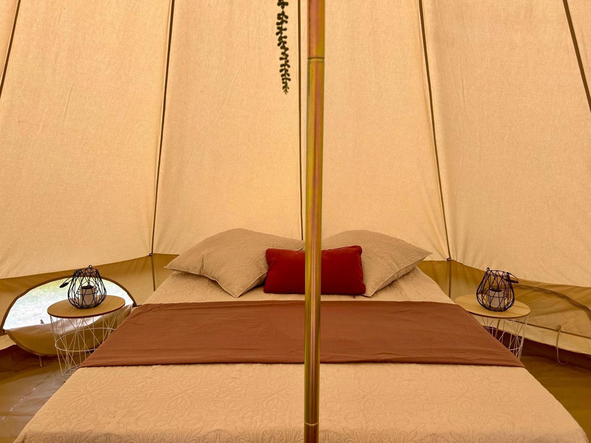 Chambre Au Jardin Tente De Charme Eguzon-Chantome Exterior photo